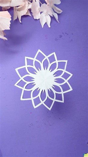 Easy Paper Snowflakes - How to make Snowflakes out of paper #papersnowflaketutorial