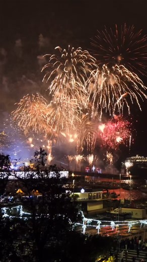 Caty’s Terrace in Funchal on Instagram: "Funchal welcomed 2026 with another spectacular fireworks display 🍾 Known for new years extravaganza, Madeira has become a top destination to celebrate in style 🎇 Will you be here next year? We wish you all a very happy new year 🙌🏼 #funchal #madeiraisland #fireworks2026 #newyearscelebration #fujifilmxt5"