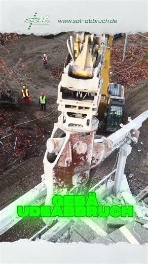 What exactly is a long-reach excavator? 👷‍♂️🏗️