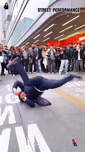 Things became much livelier when he arrived.🔥 #dance #hiphop #streetperformance #amazing2102moves