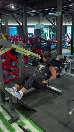 Hack squat machine #hacksquat #quadsworkout #stronglegs #femalebodybuilding #guideexercise
