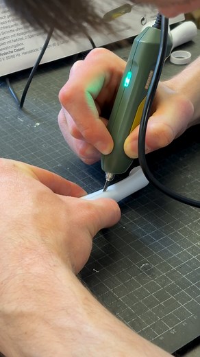 PROTOTYPE ➡️ MODEL – Jakob Höxtermann, APD1 student, showcases his design process for a project in collaboration with @hoto_design. The project focuses on adapting the company’s brand language and modelling for production. Together with HOTO, Jakob and his classmates worked on a small spin scrubber that is used to clean smaller areas in the living space. Through sketches, 3d printing and foam models, he created this final working model. #design #hoto #i̇ndustrialdesign #umeåuniversitet #prototyp