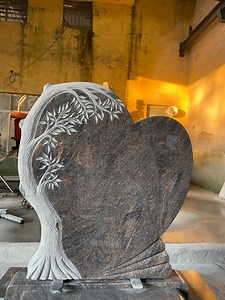 [Hot Item] American Monuments Mahogany Granite Heart Shape Headstone with Carved Tree Mohagony