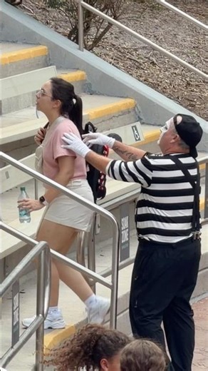He notices something 😳 Tom the mime seaworld #seaworldmime #tomthemime #comedy #funny