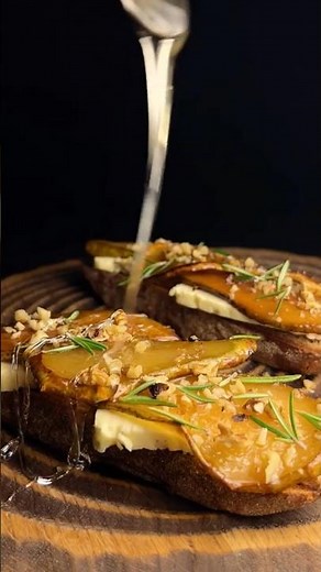 Gourmet Pear & Blue Cheese Crostini 🥖🧀