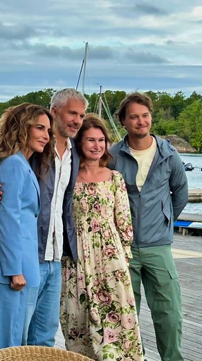 15-årsjubileum och nu får jag äntligen berätta att det kommer ännu en säsong av Morden i Sandhamn! Den här veckan började inspelningarna på Sandhamn av den 12:e säsongen, vilket känns helt otroligt roligt! Vad säger ni, är ni sugna på mer?😍😍😍 15 years since the Sandhamn Murders premiered, and I can finally reveal the great news - this week the 12th season (!) began filming in Sandhamn! Do you want to see more of it?😍😍😍 | Viveca Sten