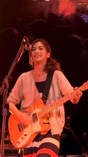 Do you remember the es.car dance? (Hong Kong 2011) #YUI