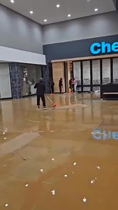 VLOEDE MAART 2025 / Deel 4 🌧️ Harties FM. Dit is Dinsdag 18 Maart & hier is een van die video's vd vloed hierbo in ons land. Hierdie video is geneem by die nuwe #RiversideMall 🌊 in #Meyerton Video 📹 Krediet aan ons Bron: #YolandieDeBruto #hartiesfm #weesanders #onlineradiostation #Vloede2025 #RiversideMall #Meyerton | Harties FM