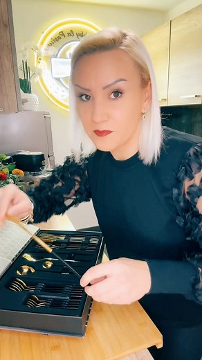 ✨ Design fin – modern și atemporal, în culorile negru și auriu 🍽️ Set complet pentru 6 persoane – echipat perfect 🔧 Material de înaltă calitate – din oțel inoxidabil 18/10 rezistent 🍴 Utilizare versatilă – pentru mesele de zi cu zi sau ocazii speciale 🧼 Ușor de întreținut – se curăță simplu și este potrivit pentru mașina de spălat vase Completează-ți masa cu acest set elegant de tacâmuri de 24 piese, în nuanțe rafinate de negru și auriu. Designul său rafinat îl face alegerea perfectă pentru 