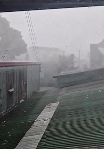 WATCH: Buhawi, nanalasa sa Gordon Avenue, New Kalalake, Olongapo City, #Zambales nitong Martes ng hapon, September 23. Patuloy na nararanasan sa naturang lugar ang masamang panahon dulot ng #Habagat na hinahatak ng nagdaang Super Typhoon #RAGASA na dating si #NandoPH. 🎥 Julia Barrera Gando #TornadoAlert #HabagatPH | Philippine Weather System/Pacific Storm Update