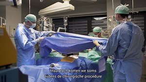Pancreaskankers zijn moeilijk te behandelen en de chirurgische ingrepen zijn vaak complex. 😰 Als een ervaren team die operaties uitvoert, vermindert de kans op complicaties en stijgt de overlevingskans aanzienlijk. Chirurg prof. dr. Frederik Berrevoet: ‘Ons team voert jaarlijks ongeveer 80 pancreasoperaties uit. Het UZ Gent is daarmee een van de referentiecentra voor complexe pancreasingrepen.’ Meer weten over pancreaschirurgie? 👉http://bit.ly/pancreasoperatie | UZ Gent