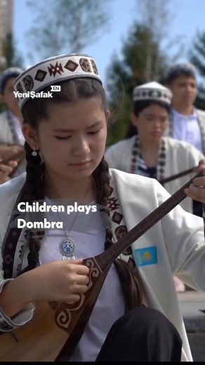 🪕🎼 A renowned Kazakh artist has been giving lessons to hundreds of children to play musical instrument ‘Dombra’in a music school in the Kazakh capital of Astana. Ibragim Eskendir, known for singing patriotic songs, has been one of the most famous traditional singers in Kazakhstan. #Kazakh #Dombra #music #Astana #IbragimEskendir #Kazakhstan | Yeni Şafak