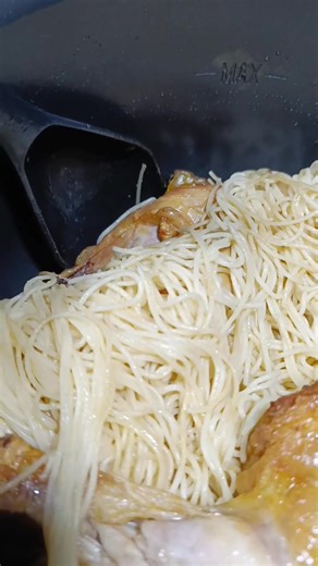 Cuisses de poulet dans le mode actifry du Cookeo pour 30 min. Juste mis du sel 😍. En fin de cuisson j'ai ajouté mes pâtes cuites à part et j'ai relancé le mode actifry 5 min. Ce fut un délice @moulinex | Recettes cookéo dans la joie et la bonne humeur