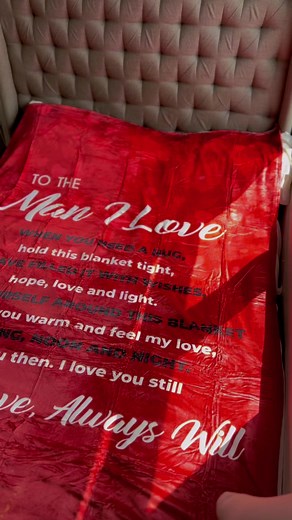 148 reactions · 62 comments | This is your sign to get this blanket for Valentine's Day! ❤️ It will keep them warm and remind them of you every day and every night. 凉﫶 | Icon Creatives | Facebook