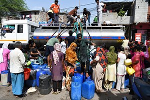 Delhi Water Crisis: No End To citizen's Suffering, Long Queues Seen At Tankers Across City; Visuals Surface