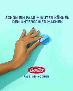 Man sagt ja immer, herkömmliche Kochmethoden sind die zuverlässigsten. Deshalb bringt Barilla das Passive Kochen zurück, das sich bis ins 19. Jahrhundert zurückführen lässt. Die Methode, bei der man Pasta nur 2 Minuten kocht, dann den Herd ausschaltet und anschließend die restliche Kochzeit abwartet, spart nicht nur Energie, sondern reduziert CO₂-Emissionen um bis zu 80%*. *Klick auf den Link um mehr zu erfahren: https://www.barilla.com/de-at/passives-kochen | Barilla