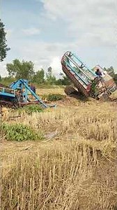 รถเกี่ยวข้าวพิมายติดหล่มหนัก