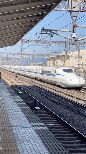 N700S ひかり 東海道新幹線 岡山行き 列車の通過の様子です。米原駅 JR東海 SHINKANSEN