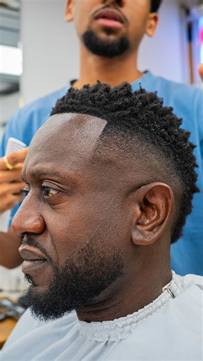 Soyeli Barbersoy on Instagram: "J’utilise une éponge à twist en mettant beaucoup de pression à la racine pour aller chercher les fondations en profondeur. Plus je monte, moins j’exerce de pression pour définir le haut sans casser la structure. L’objectif : construire une base solide, puis harmoniser le volume. Pour fixer rapidement et garder un rendu propre, j’utilise une légère touche de laque (gain de temps au salon). #afrohairstyle #barber #lesfreresbarbiers #barberdijon"