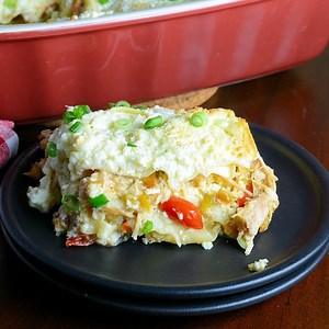 GREEN CHILE CHICKEN LASAGNA is a great twist on two classics, a "quick" chile verde using chicken instead of pork layered with ricotta, cheddar and pasta makes for a great weeknight meal. Added bonus- it is a fabulous freezer meal! Recipe & Pin: http://www.savoryexperiments.com/green-chile-chicken-lasagna/ | Savory Experiments