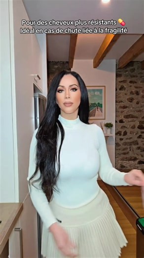 Complément alimentaire à base de biotine, zinc et sélénium, conçu pour accompagner la routine capillaire au quotidien. La biotine contribue au maintien de cheveux normaux. Le zinc participe au soin de la peau, des cheveux et des ongles. Le sélénium aide à protéger les cellules contre le stress oxydatif. ✔ Formule simple et pratique ✔ Facile à intégrer dans la routine quotidienne Produit original Novoma. À consommer selon les recommandations indiquées sur l’emballage.#cheveux #routinecapillaire #