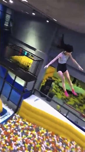 let's play on the trampoline #happy #parktrampolin #Funnytrampolin #haha#shorts