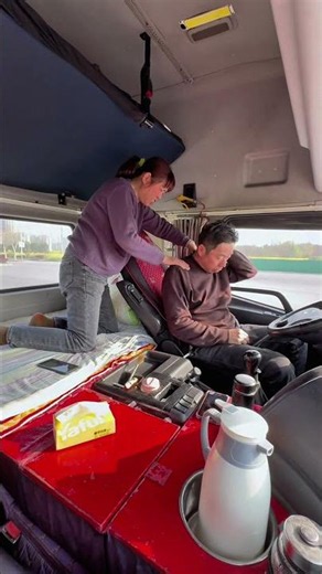 我先生今天身體不舒服，因為他從早上就開始開車了。 #用抖音记录卡车生活 #卡车夫妻日常 #roadtrip #automobile #travel #couple #food #goods #life