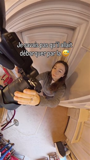 Maureen | Photographe mariage Paris on Instagram: "Je pensais être discrète dans ce coin… mais pas du tout 😅 Photographier un mariage civil, ça a toujours ses petites complications. On ne sait jamais trop à quoi s’attendre le jour J : - des officiers d’état civil parfois pas très commodes, - une cérémonie qui dure parfois 5 minutes montre en main, - des lumières compliquées… C’est pour ça qu’avoir un·e photographe de mariage professionnel·le, c’est essentiel : s’adapter vite, gérer l’imprévu, r