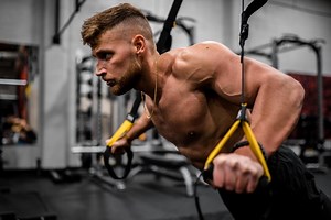 Cinco ejercicios para conseguir unos brazos fuertes con el TRX entrenando en cualquier sitio