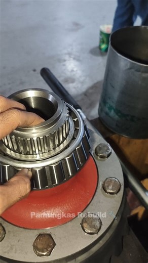 Install roller bearing diff housing big differential DT100 H Volvo 🔧💯 #fyp #reelfyp #viral #fypchallenge #mechanic #mechaniclife #differential #repair #overhaul #pamungkasrebuild #miningtruck #meritor #volvo | Pamungkas