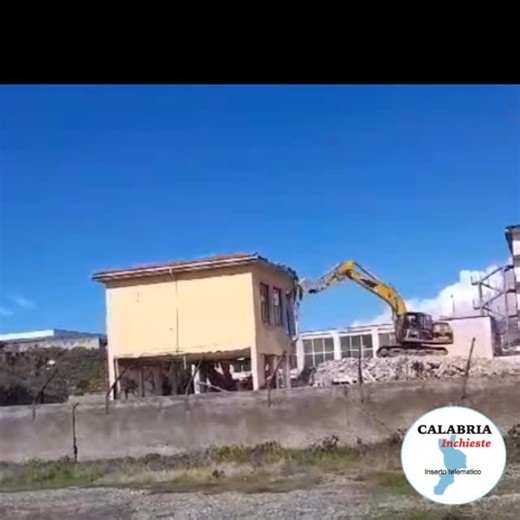 Calabria Inchieste on Instagram: "🏗️📚 ITIS Fuscaldo Marina: demolizione necessaria, sicurezza ritrovata Le immagini del video, girato durante le operazioni di demolizione, parlano da sole: bastano pochi colpi di benna per far cedere l’intero edificio. I muri si sbriciolano, le strutture vengono giù con facilità disarmante. In quelle aule-laboratorio, fino a poco tempo prima, entravano ogni giorno studenti, docenti e personale scolastico. Non solo in quel blocco, ma anche in altre parti del com