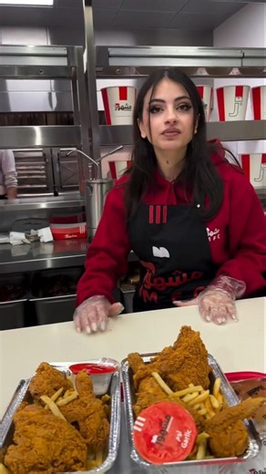 لما تكون مهتم برضا الزبون لدرجه انك تدوق عنه 🤣