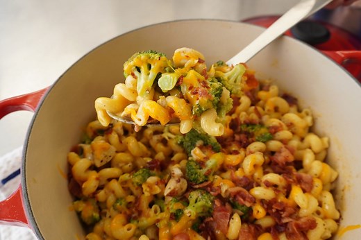 One-Pot Cheesy Bacon Ranch Pasta with Chicken and Broccoli