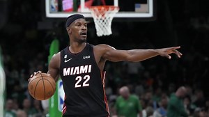 NBA: Jimmy Butler cambia de look al estilo emo en el Media Day de la NBA