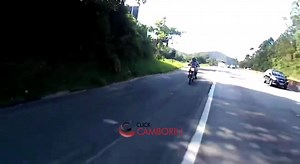 O VÍDEO QUE O FANTÁSTICO PEDIU PARA O CLICK CAMBORIÚ No sábado, sem ainda entender direito o que havia acontecido, publicamos apenas um pedaço do vídeo registrado pelo motociclista Felipe Augusto, com a sua câmera acoplada ao capacete, do caminhão que arrastou uma moto por 32 quilômetros na BR-101. Logo em seguida, recebemos uma ligação do Fantástico solicitando as imagens, exibidas no programa neste domingo. Decidimos publicar o vídeo recebido, agora na íntegra, para mostrar a ação dos motocicl