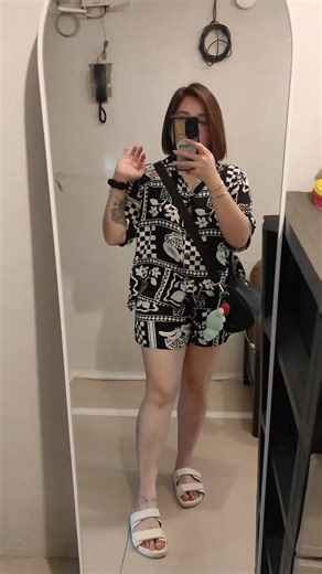 Stylish Outfit Check: Sandals and Bag Combination
