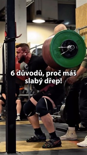 Vojtěch Studený | Silový trenér | Bcross gym | České Budějovice on Instagram: "Nejčastější důvody, proč máš slabý dřep 1️⃣ Slabé zpevnění středu těla Bez správného nádechu a nitrobřišního tlaku nedokážeš efektivně přenést sílu z nohou do osy. Pokud se v dřepu bortíš, kroutíš nebo ztrácíš pozici trupu, přicházíš o sílu a zvyšuješ riziko zranění zad. 2️⃣ Nevhodná variace dřepu Každý má jiné proporce. Kopírování „učebnicového“ dřepu z internetu ti může brát výkon. Testuj různé varianty (high bar, l