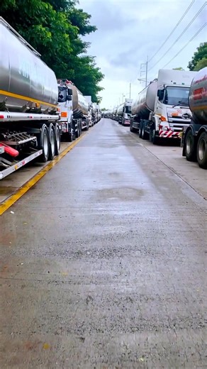 ไม่ใช่เฉพาะแค่ด่านช่องแม็กเท่านั้น ยังด่านหนองคายอีกด้วย รถบรรทุกนํ้ามัน 100 คันทั้งก่อนหน้านี้และล่าสุดรอข้ามฝั่งไปลาว | Teed Teed