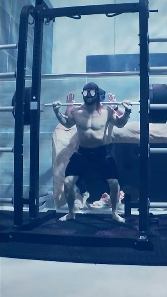 UNREAL underwater 500 KG squat! 🏋️‍♂️