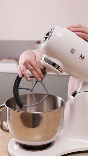 @smeg_france on Instagram: "Le robot sur socle SMEG passe du fouet au crochet, puis à la feuille en un geste fluide, presque instinctif. Un appareil qui s’adapte à vos envies sans ralentir votre créativité : pétrir, fouetter, mélanger, tout devient naturel. Parce qu’en cuisine, la liberté de varier les recettes commence par l’utilisation simple d’un bon outil. Quel accessoire utilisez-vous le plus au quotidien ? Référence produit : Robot sur socle, «Années 50» : SMF04 et SMF05 #RobotCulinaire #s