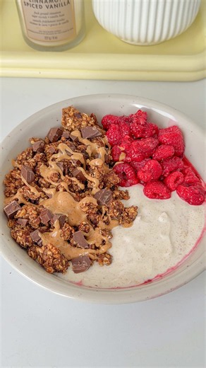 Scrambled oats - 5 jours, 5 idées de petit-dejeuner 🍫✨🤍☁️ Ingrédients pour une personne : 👉🏻 une banane bien mûre ou 100g de compote de pomme ou rien du tout! Ça marche très bien sans 🥰 👉🏻 1 œuf 👉🏻 1 à 2 càs de miel (moi je l’aime bien pas trop sucré mais si tu n’es habitué(e), tu peux mettre 2 càs!) 👉🏻 45 à 50g de flocons d’avoine ou flocons de sarrasin ou flocons de quinoa 👉🏻 facultatif : 1 càs de cacao sans sucre (dans cette recette, j’ai voulu le faire tout chocolat mais c’est f