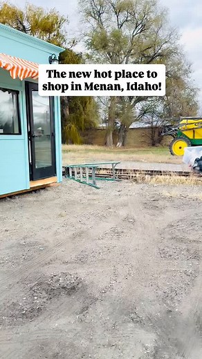 ❤️New Farmhouse in Menan!❤️ There are so many wonderful vendors setting up their products in Menan’s @call.me.delicous.farm.store —located across the street from Valley Wide Co Op. We have a fun range of products, including our ever-so-amazing tallow balm, soap bars, dish soaps, and easy-to-give gift bundles, lip balms, and bamboo soap trays and exfoliating soap-saver bags. Other amazing vendors include @beeboxhoneyfarm with their delicious HONEY (which we use in our tallow and soap!), and @beew