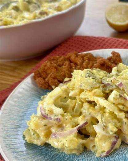 🥔 Salata de cartofi cu oua si castraveti murati 🥚🥒 Reteta usoara si rapida Ingrediente: • 4 cartofi • 5 oua • 3 castraveti murati • 1 ceapa rosie • sare • piper • zeama de lamaie • 2-3 linguri maioneza • patrunjel verde #salatadecartofi #cartofi #oua #castravetimurati #retetadecasa #retetarapida #mancareacasa #gatesteacasa #foodromania #homemade #retetesimple #aperitiv #garnitura #dulce #savory #easyrecipe #homemadedish #cooking #viral #viralvideo #trending #foryou #fyp #discover #recommended
