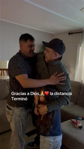 Three years without seeing his family… and his brother arrived as a surprise 💔❤️