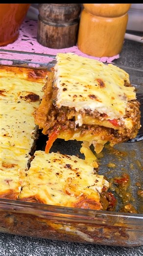 Cea mai buna musaca de vinete. Reteta 4 vinete mari 3 cepe 500 gr carne tocata de vita 200 gr ciuperci sare piper cimbru salvie coriandru boia oregano 4 catei de usturoi 2-3 linguri tocana de vinete 2 linguri pasta de rosii 200-300 ml suc de rosii 250 ml vin rosu 2 oua 100 gr smantana grasa 80 gr parmezan 120 gr cascaval | Ella Cooking