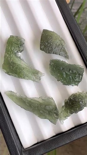 natural-moldavite-czechia-rough-ravenstein