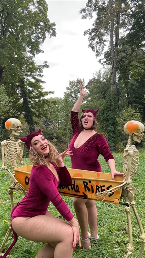 Hands up Vampirella lalala Dans le sublime décor du @printemps_de_perouges 🎃 Toujours en tournée : - ROUEN c’est ce soir !🌙 - CAEN le 29/10 🌙 - VERSAILLES le 31/10 et 1/11 🌙 - PRUNAY le 22/11 🪩 - AIX-EN-PROVENCE le 28/11 - ROUEN le 4/12 - CAEN le 5/12 - SAINT-RIQUIER le 12 et 13/12 - LA FORÊT FOUESNANT le 20/12 - COMPIÈGNE le 26 et 27/12 🪩 - LYON le 31/12 🪩 - AURAY le 31/12 🪩 🌙= Minuit! Le spectacle pour l’automne, où les créatures de la nuit s’emparent de la scène pour un voyage aussi 