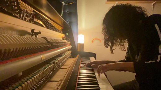 Vous êtes plusieurs professionnels de la santé à m’écrire pour me dire que ma musique vous apporte du réconfort dans cette période anxiogène. “Burnout fugue” est une pièce que j’ai écrite dans un élan de résilience, de soif de vivre et de colère parfois nécessaire dans l’adversité. Aujourd’hui j’aimerais vous la dédier. X ~~~~~~~~~~ I have received many messages from health practitioners lately saying that my music is helping them through these hard times and I am truly grateful for it. “Burnout