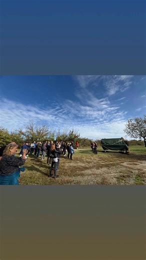 Il "big bench community project", che ci ha consentito di portare anche ad Ostellato la panchina gigante, nasce da un designer statunitense ( Chris Bangle) trasferitosi in Italia, che nel 2009 disegna e fa costruire la prima panchina in Piemonte. L'intento è quello di installare questi manufatti fuori scala in luoghi di grande pregio ambientale e turistico per offrire una panoramica privilegiata sulle bellezze ambientali o le peculiarità territoriali della nostra splendida Italia. Da quel moment