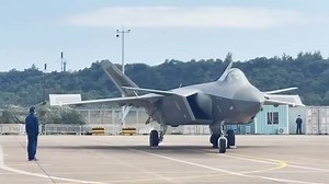 中国の最新鋭ステルス戦闘機「J20」が地上で初公開されました。飛行デモンストレーションの後、前翼や尾翼の動作を披露。翼が多くステルス性を犠牲にしているとの指摘もあります。（会員向け記事です。登録無料） https://s.nikkei.com/3URzCbl | 日本経済新聞（日経新聞）